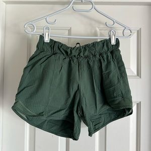Lululemon Hotty Hot Seersucker Running Shorts Algae Greeb High Rise Size 6
